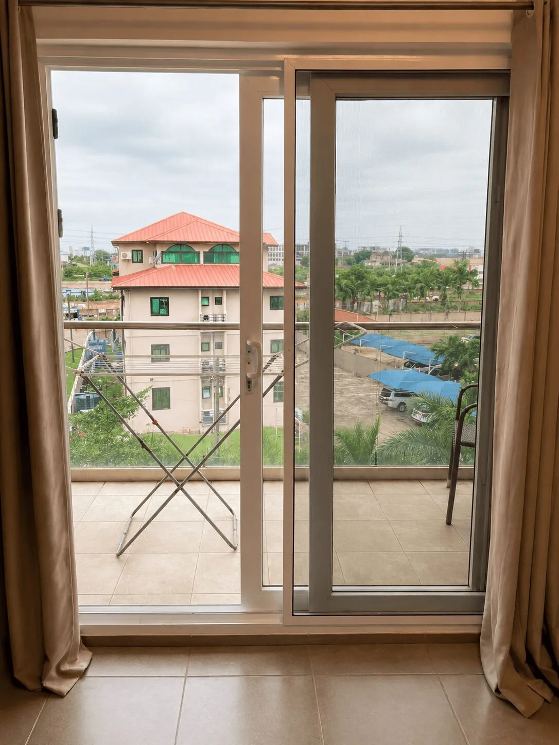 East Legon Skyview Studio – Modern 1BR with Sky Pool & Gym