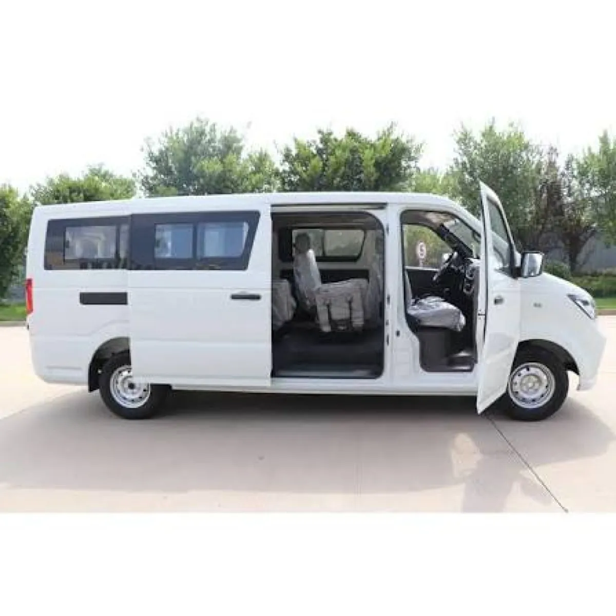 Full-Day Accra Driver: 7 to 13 Guests